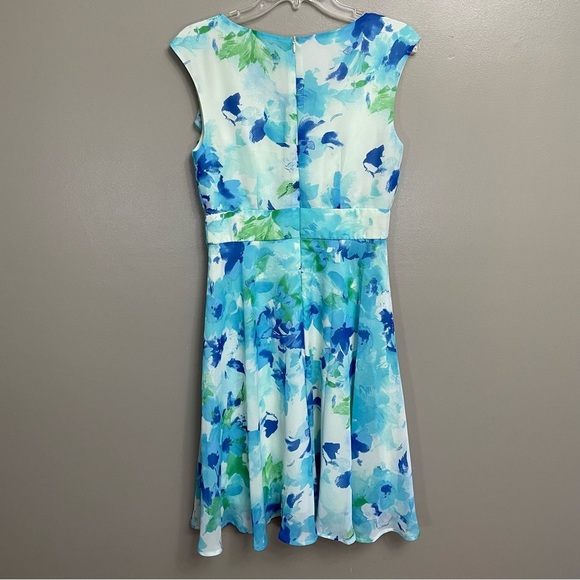 Connected chiffon dress size 6 ruffle V neck
Macy's Flowy Lightweight wedding - Picture 3 of 8